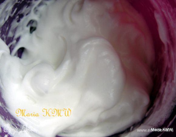 Взбить в отдельной миске белок с мини-щепоткой соли.