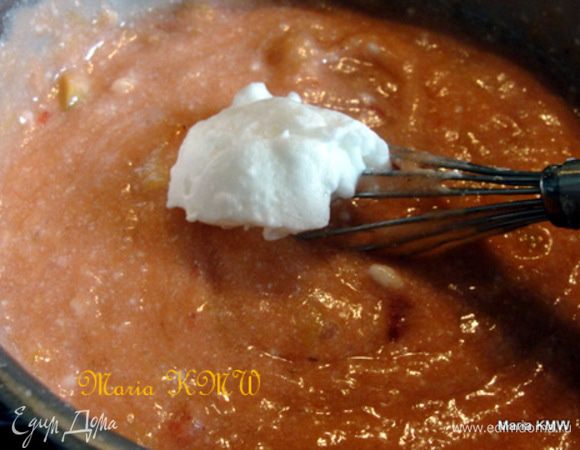 Аккуратно ввести белок в горячую массу. Снять с огня, охладить.