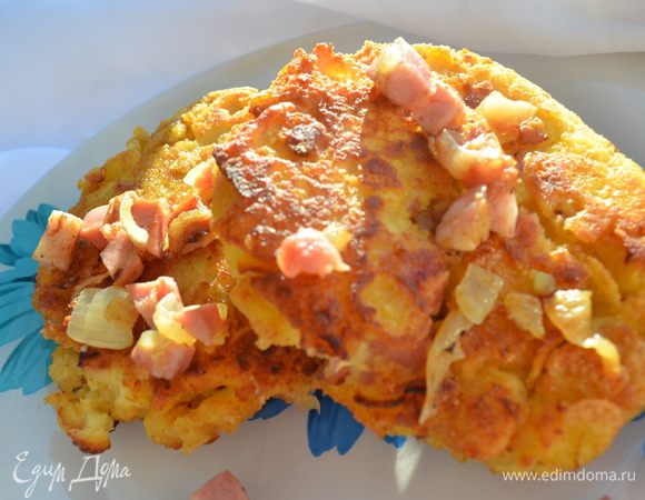 Приготовление: Лук и мясо мелко порезать и обжарить на сковороде. Картофельное пюре соединить с обоими видами муки и яйцом, тщательно перемешать. Сформировать « пирожки» из картофельного пюре с мясной начинкой и запанировать в смеси панировочных сухарей и кукурузных хлопьев. Обжарить на оливковом масле. МИР ВАМ!