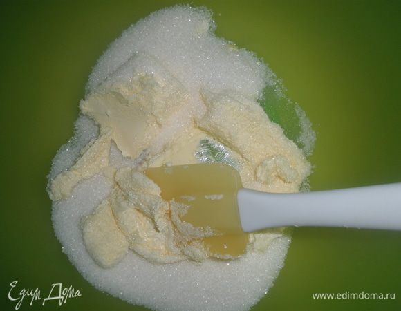 Сливочное масло комнатной температуры растереть с сахаром. 