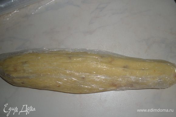 Сформировать из теста длинную колбаску диаметром 5 см, завернуть ее в пищевую пленку и отправить в морозилку на 1 час.