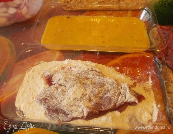 Миндаль соединить с панировочными сухарями,мясо промыть и насухо промокнуть и отбить и порезать на несколько частей.посолить и поперчить,обвалять в муке,лишнее стряхнуть.