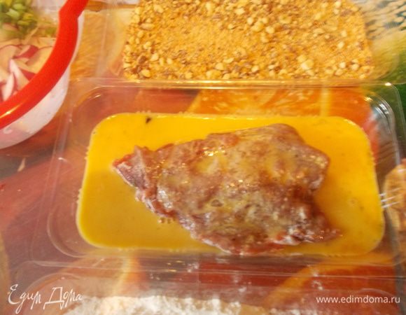 Затем обмакнуть в яйцо,дать лишнему стечь.