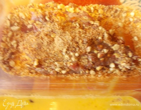 и в миндальной панировке и прижать немного руками.В сковороде разогреть 2-3 ст.л. топленного масла и обжаривать по 3 минуты с каждой стороны.