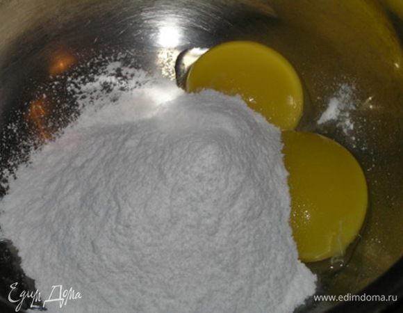 Отделить белки от желтков. Желтки растереть с сахарной пудрой, 