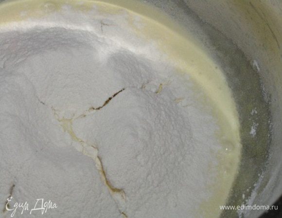 добавить просеянную муку и крахмал, 