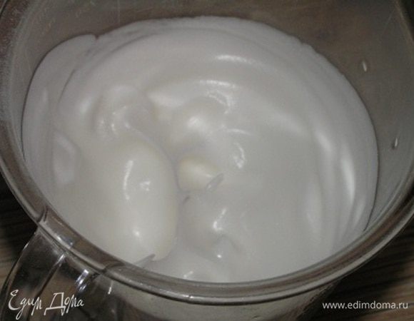 Белки взбить в крепкую пену, затем очень аккуратно ввести их в тесто