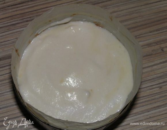 Тесто выложить в формы, застеленные бумагой для выпечки