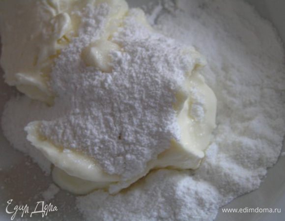 Творожный сыр смешать с сахарной пудрой и лимонным соком,