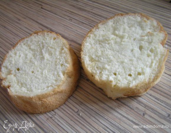 Бисквиты разрезать на 2-3 части, 