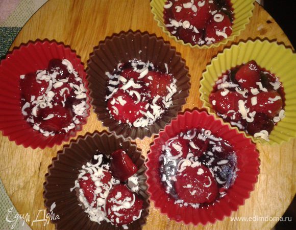 ягодный сок с желатином подогреть,помешивая и залить в формочки,добавить тёртый шоколад-половину ,поставить в холодильник до застывания