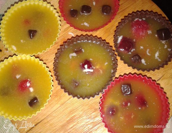 залить в  формочки с застывшим желе и посыпать тёртым шоколадом,отправить в холодильник до полного застывания.