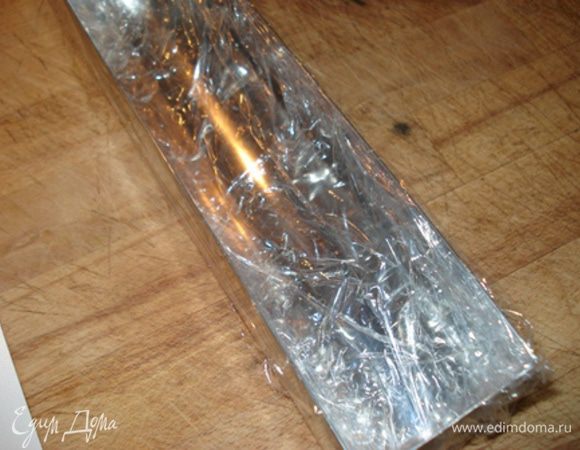 Форму для терринa (ли глубокую прямоугольную форму) выложить пищевой пленкой.