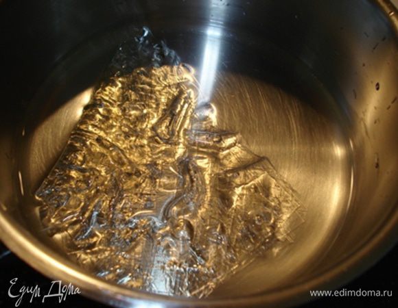 Йогурт смешать с сах.пудрой,ликером и цедрой лимона.Желатин замочить в холодной воде,затем поставить на огонь.Помешивая держать на огне,пока желатин полностью не раствориться.