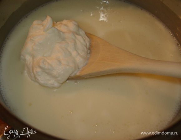 Отдельно взбить сливки и вмешать их в йогуртовую массу.Перелить в форму для террина,накрыть,поставить в холодильник на 3 ч.

