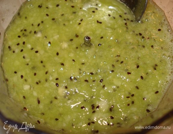 Желе для тортов приготовить согласно инструкции,вмешать пюре из киви.

