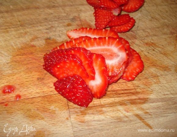 Выбрать террин из формы.Клубнику тонко порезать,покрыть ей поверхность террина.