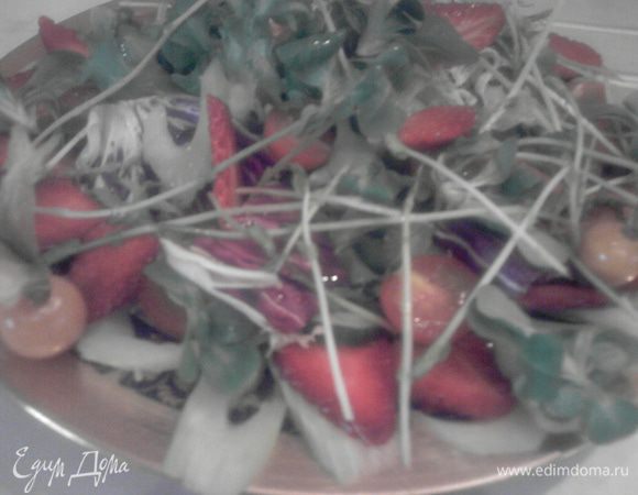 Пока готовится рыба делаем салат. Выкладываем все слоями: микс из салатных листьев, стебли сельдерея, нарезанного по диагонали (для красоты), порезанный на тонкие четвертинки огурец, помидоры половинками, клубника тонкими пластинками, сверху выложить проростки семян гороха. Сбрызнуть соком лимона, посолить, поперчить и полить маслом авокадо. Украсить салат плодами физалиса. Салат не перемешивать!