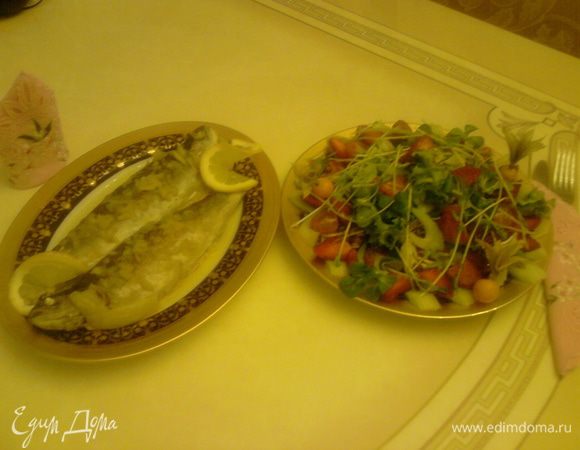 Рыбу подать с приготовленным салатом. Ужин готов!