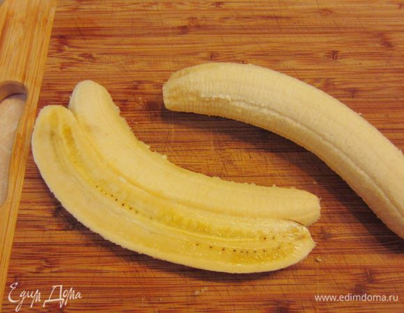 Почистите бананы. Разрежьте бананы вдоль. Если хотите, можете разрезать каждый кусочек еще и поперек.