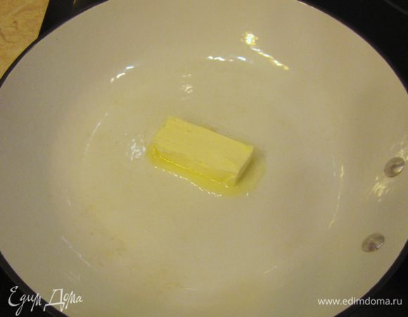 В сковороде растопите сливочное масло. 