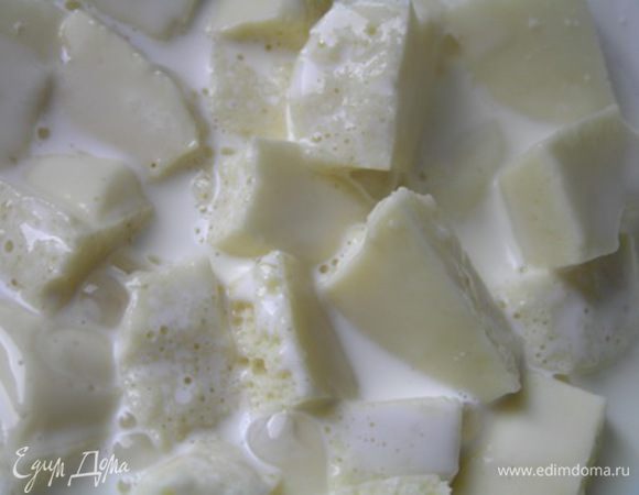 Приготовить ганаш. Нагреть сливки до горячего состояния, добавить поломанный на кусочки шоколад. Через 30 секунд медленно размешать до однородного, кремообразного состояния. Дать остыть, он еще немного загустеет.
