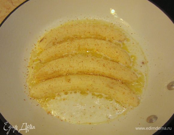 Посыпьте мускатным орехом сверху бананов.