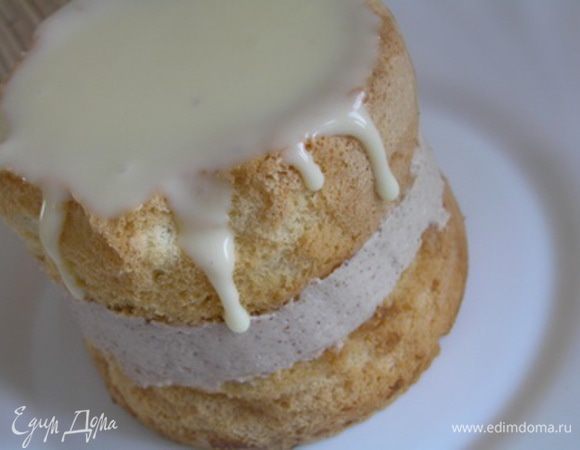 Перед подачей тортики аккуратно вынуть из форм, полить ганашем, 