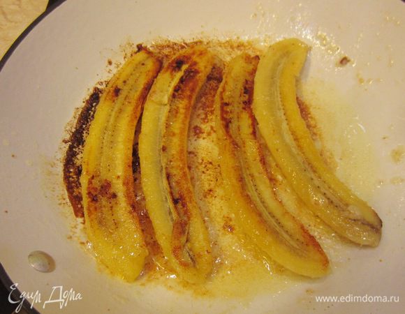 Переверните бананы, только очень осторожно, т.к. они становятся очень нежными.