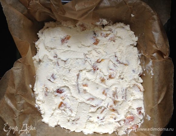 Выстелить форму бумагой для выпечки и выложить тесто. Запеканка в процессе выпекания в размерах практически не увеличивается, так как много начинки и без яиц.
Выпекать в разогретой духовке около 45 минут до готовности.