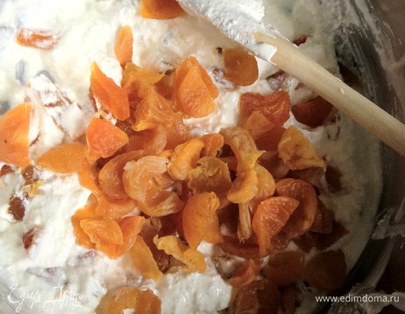 Смешать творог, сметану, соду и оливковое масло.
Курагу крупно порезать и добавить к тесту.
Перемешивая добавить рисовую муку.