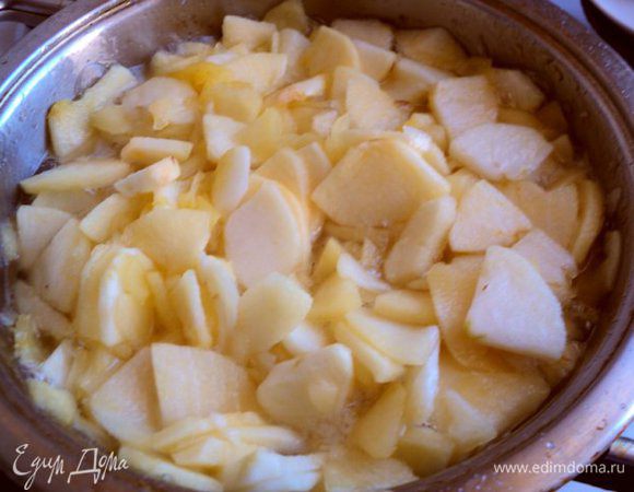 Подготовить начинку: яблоки почистить, разрезать на четвертинки и порезать пластинками. Добавить сахар, воду и варить, постоянно помешивая, до загустения массы. 