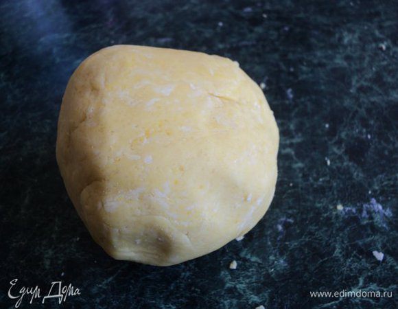 Завернуть тесто в пищевую пленку и положить в холодильник на 30 мин.