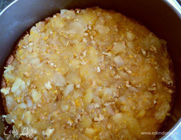 На корж выложить равномерно яблочную начинку.