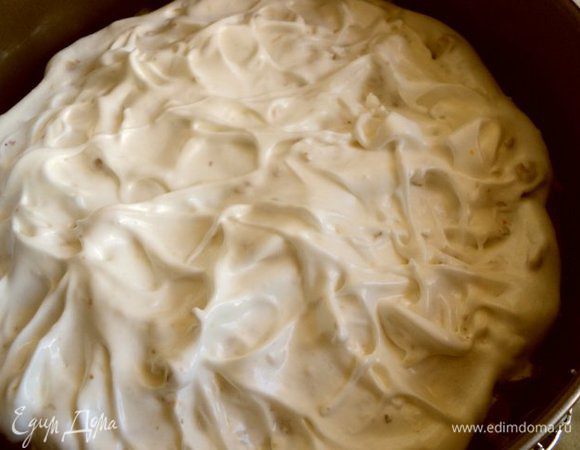 Белки взбить до устойчивых пиков, добавляя постепенно сахар. Добавить орехи, перемешать ложкой и выложить сверху яблочной начинки.