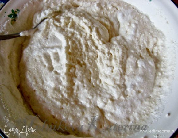 Белки взбить до крепких пиков. Добавить взбитые белки к творожной массе. 