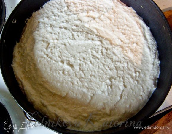 В форму для запекания выложить весь творожный слой. 