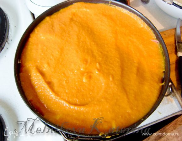 Поверх яблок выложить тыквенное пюре, разровнять. 