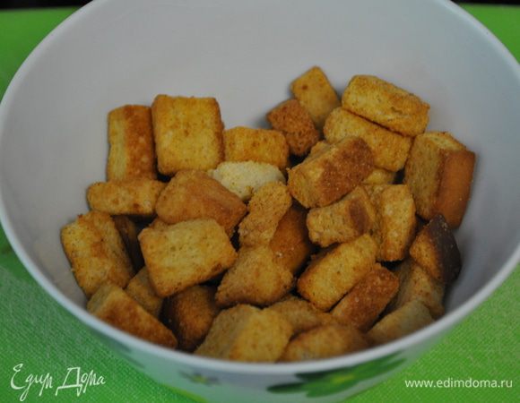 Для крутонов из поленты. Сбрызнуть форму олив.маслом. Горячую поленту переложить в форму,прикрыть и поставить в холодильник на 2 часа. После порезать ее на кубики. Затем в посуду для жарки вылить раст.масло и поджарить там разрезанную поленту на кубики до золот.цвета примерно 2 мин. Положить на тарелку готов.крутоны.