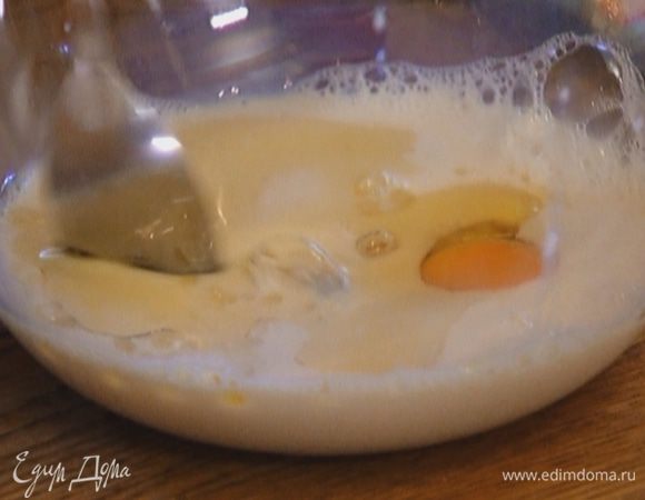 Соевое молоко соединить с яйцом и оливковым маслом, добавить лук, все перемешать.