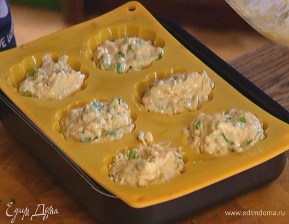 Силиконовые формочки для маффинов наполнить тестом.