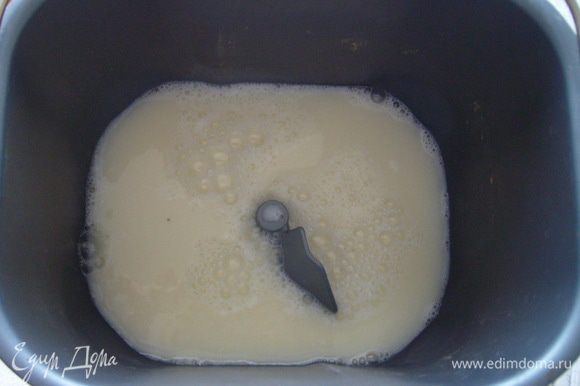 Взбить яйца в кувшине. Добавить в кувшин воды до 275 мл. Вылить яичную массу в хлебопечку.