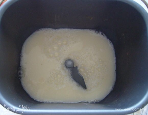 Взбить яйца в кувшине. Добавить в кувшин воды до 275 мл. Вылить яичную массу в хлебопечку.