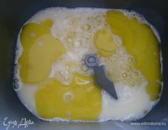 Добавить оливкое масло. Желательно взять оливкое масло хорошего качества, т.к. это скажется на вкусе хлебушка.