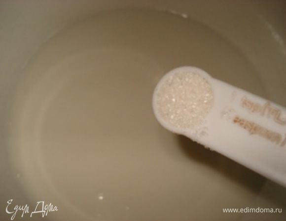 В чашке растворить в теплом молоке сахар, ввести растопленное масло и дрожжи. Перемешать хорошо и поставить в теплое место подходить на 20 минут.

