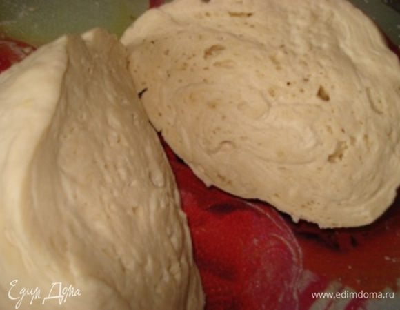 Выбить воздухиз подошедшего теста, вымесить еще пару минут. Разделить тесто пополам.Затем каждую половинку разделить еще на 7 частей.


