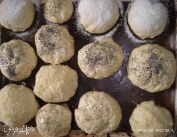 Посыпать подошедшие булочки мукой. Некоторые булочки смазать яйцом и посыпать розмарином, маком, кунжутом.

