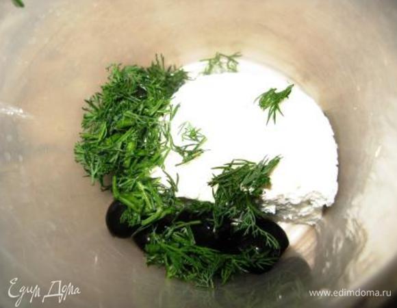 Сначала паштет. Закидываем все в блендер... И пробиваем! Пробуем, если нужно подсолите, а лучше киньте еще оливок.