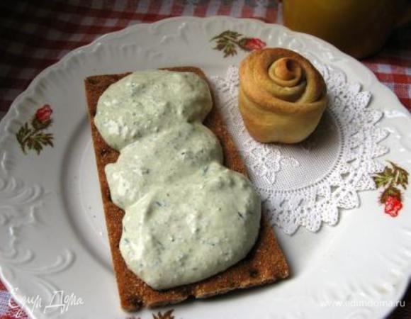Либо зерновой хлебец...  Это очень вкусно. Если я никуда не собираюсь, еще туда зубчик чеснока. А если без творога с бОльшим количеством йогурта - волшебный соус, с которым даже паровые котлетки становятся вкусными.