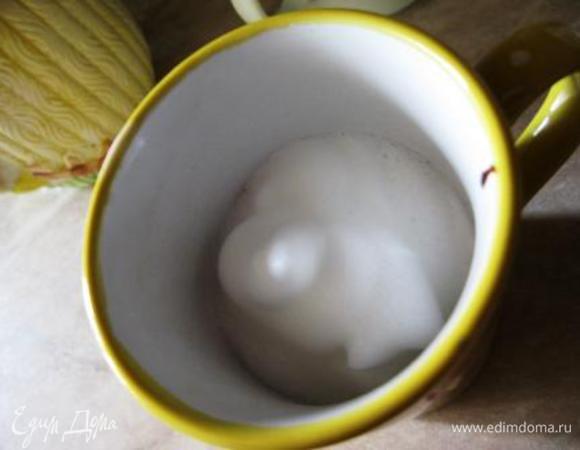Осторожно переливаем молоко (я это делала с помощью ст.л.), перекладываем пенку.